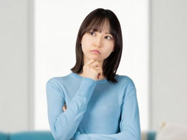 悩む女性の画像
