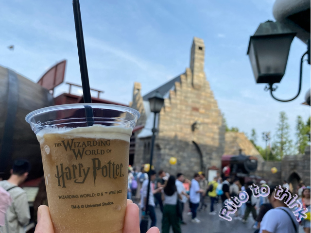 USJハリー・ポッターエリアでのフローズンバタービールを持った画像