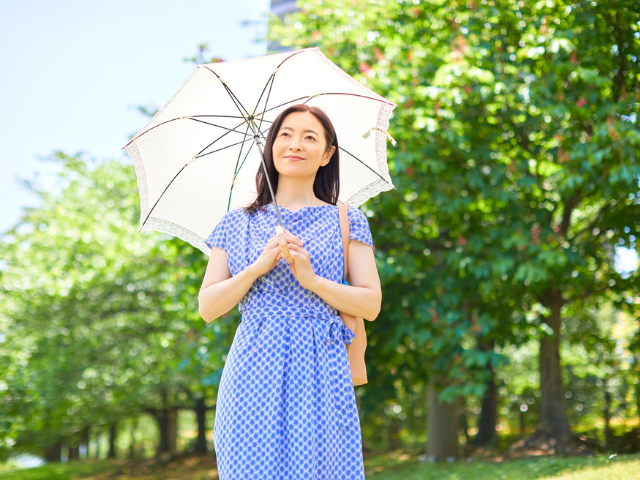 日傘をさす女性の画像
