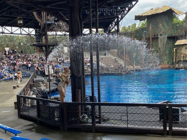 USJウォーター・ワールドで客席に水をまいている画像