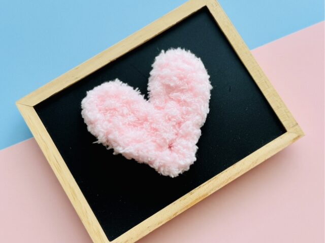 フワフワしたピンク色のハートの画像