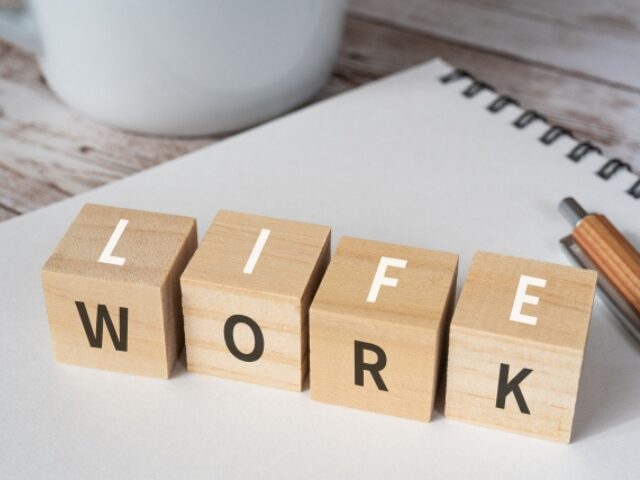 「WORK」「LIFE」の積み木とペンの画像