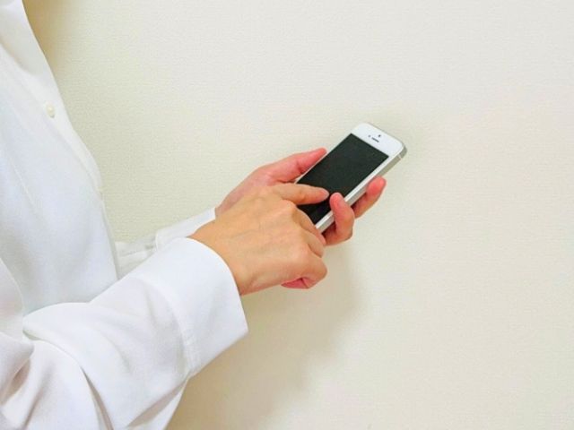 スマートフォンをタップしている画像