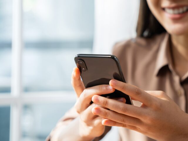 スマートフォンで予約をする画像