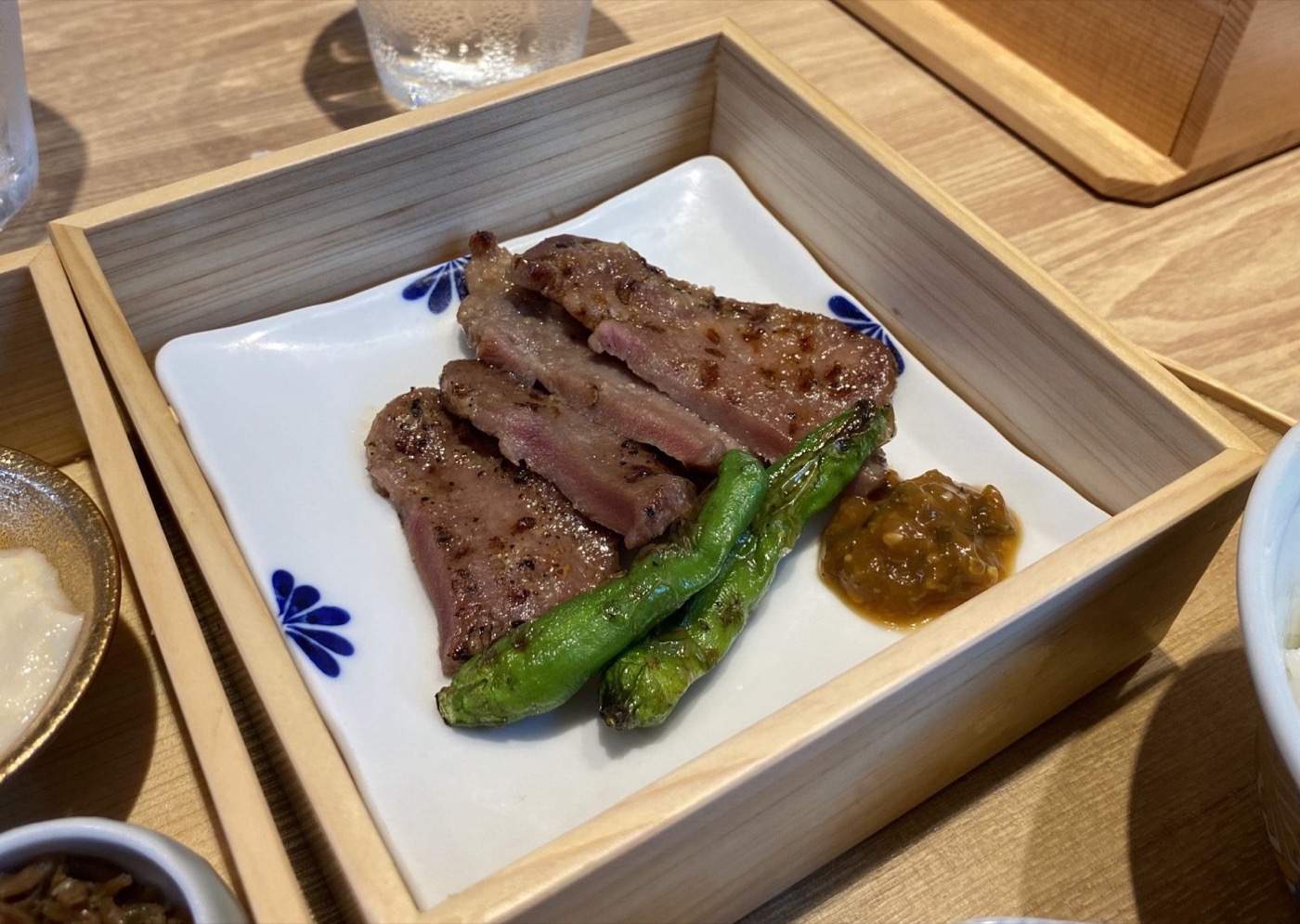 牛たん西京焼きのアップ。焼き目のついた牛たんとししとう2本と薬味味噌