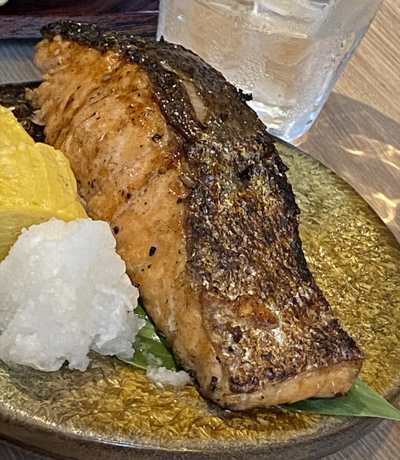 炭火焼きの厚切り銀鮭。だし巻き卵と大根おろし添え