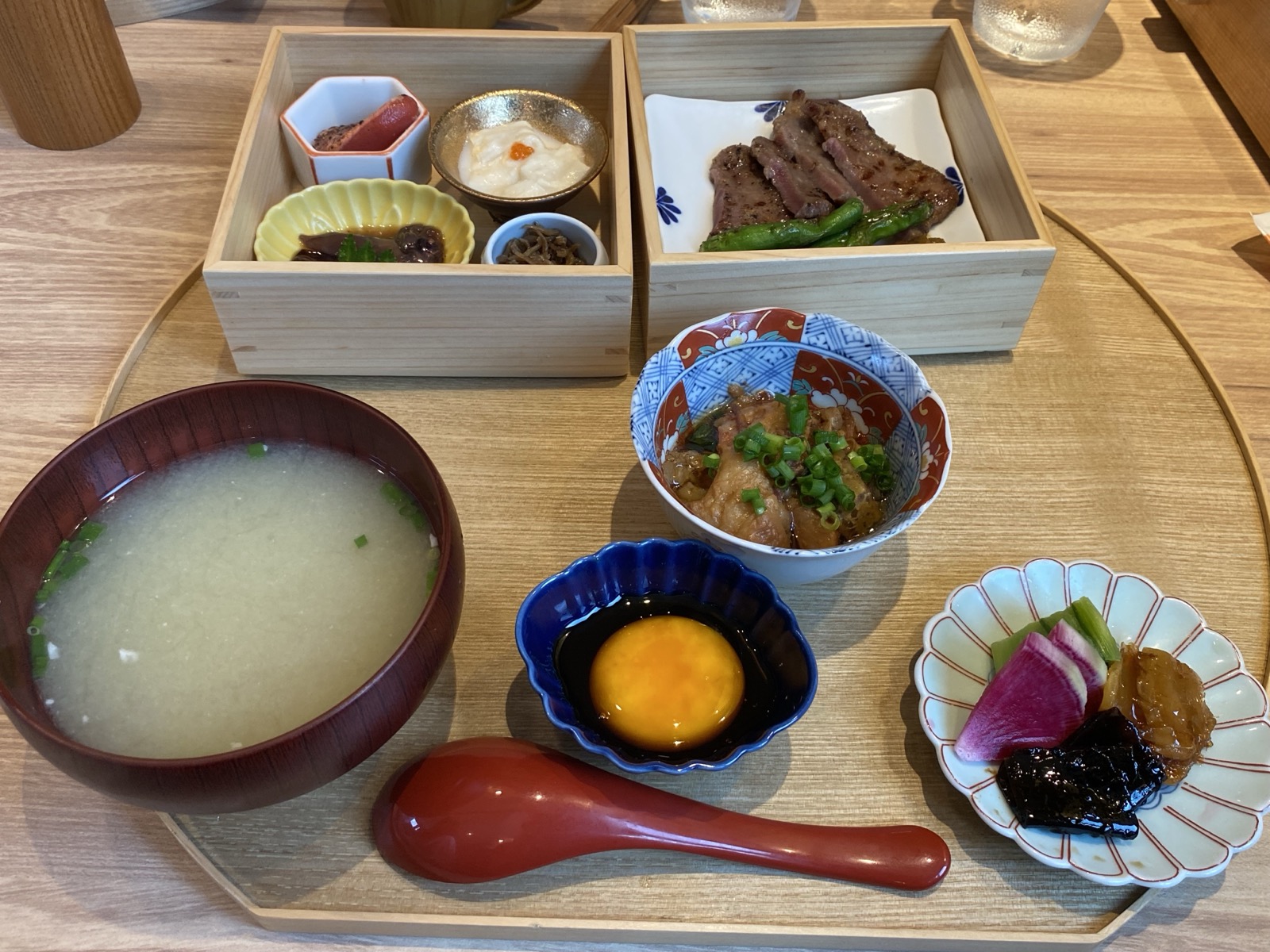 牛たん西京焼きと土鍋ごはん膳の全景。弐の重の小鉢としじみの味噌汁と牛すじ煮込み付き
