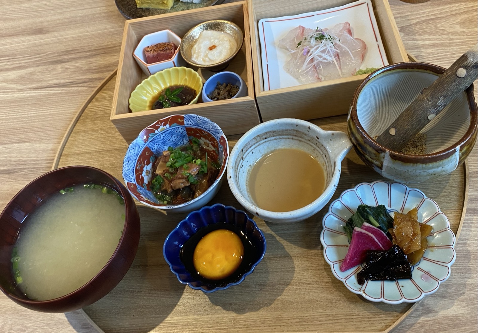 瀬戸内真鯛と土鍋ごはん膳の全景。真鯛のお造りと胡麻のすり鉢とごまだれ