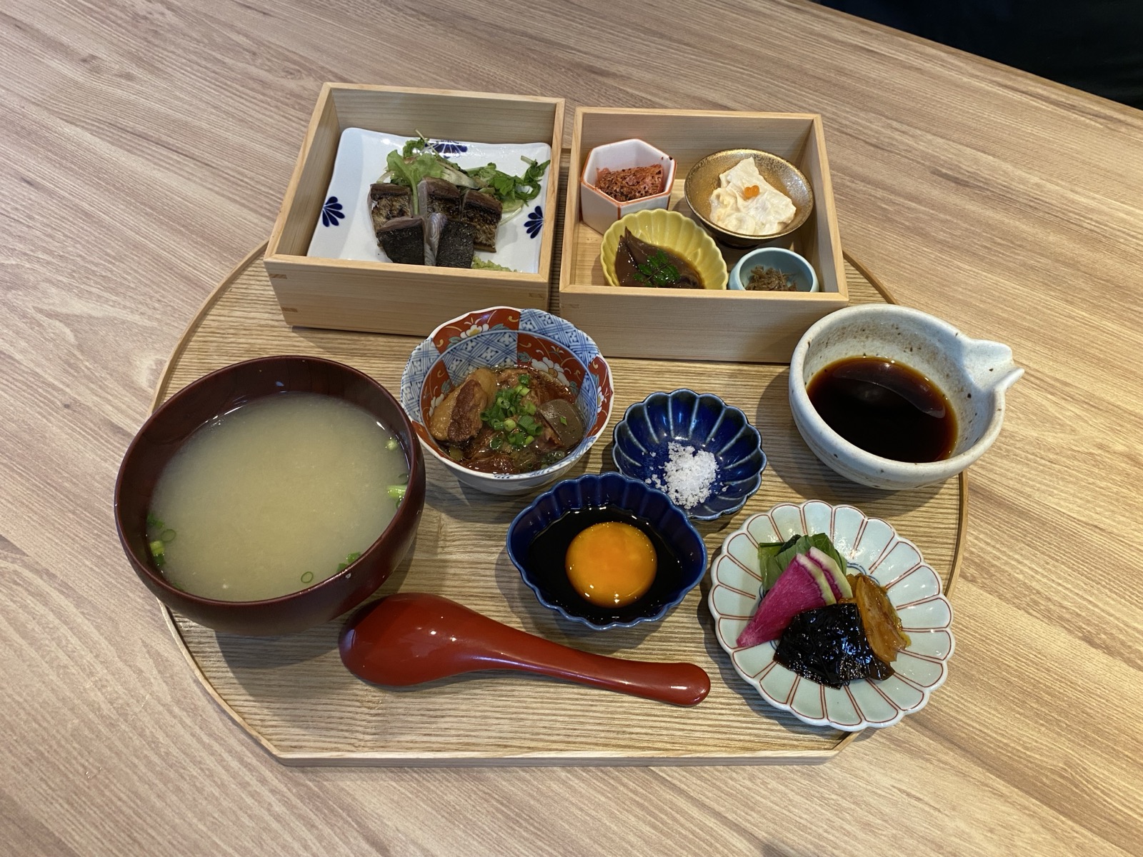 藁焼きサワラのたたきと土鍋ごはん膳の全景。塩とタレの小皿と卵黄のたまり漬け添え