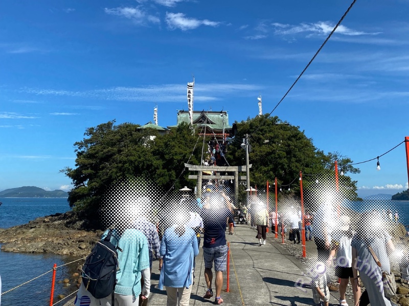 津嶋神社の本殿へ向かう参道を歩く大勢の参拝者