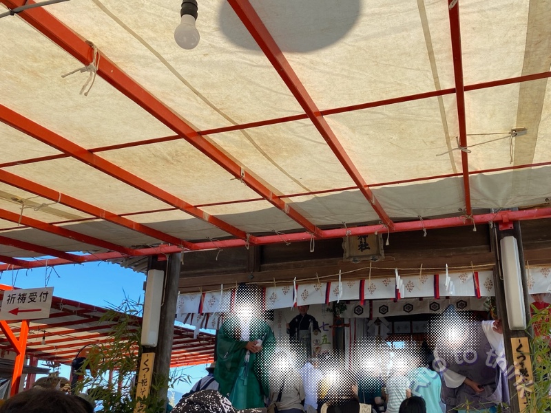 津嶋神社の本殿で祈祷を受ける参拝者と神職