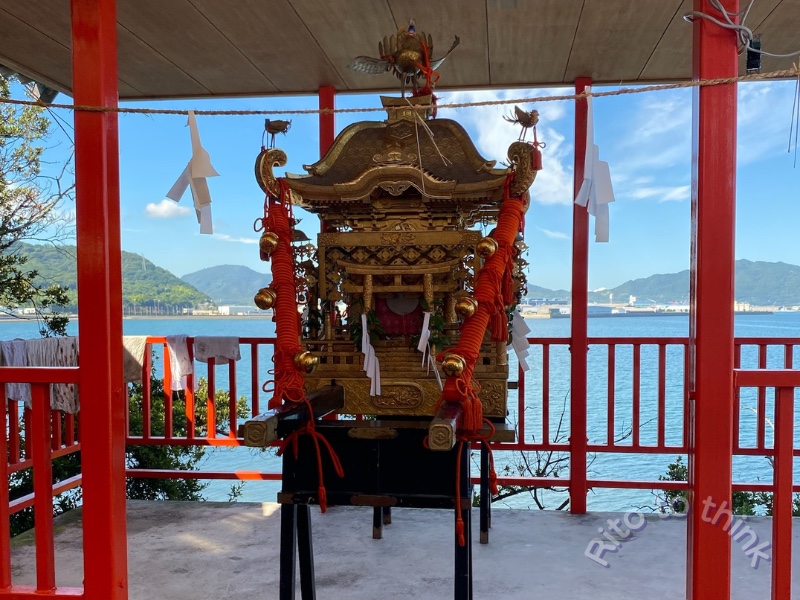 瀬戸内海を背景に展示された津嶋神社の金色の神輿