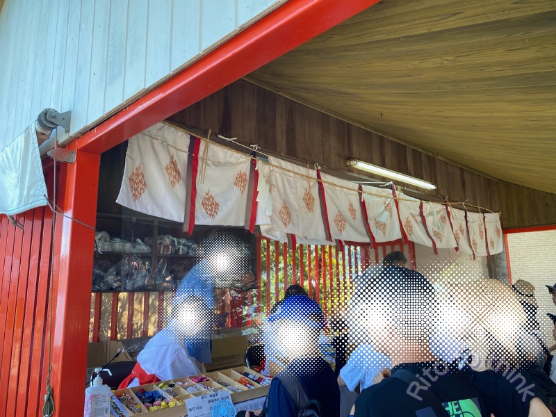 津嶋神社でお守りを授与する社務所と参拝者