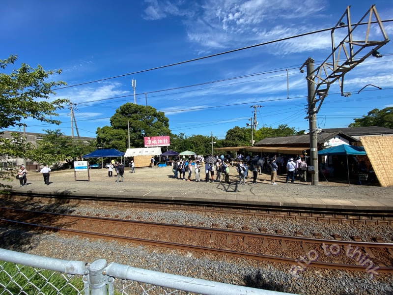 津島ノ宮駅のホーム越しに見える津嶋神社の看板と夏季大祭の会場