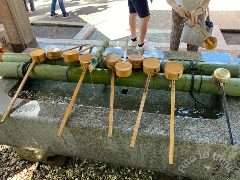 津嶋神社の手水舎に並ぶ木の柄杓と青竹