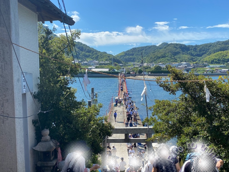 津嶋神社の境内から見下ろす橋と瀬戸内海の眺め