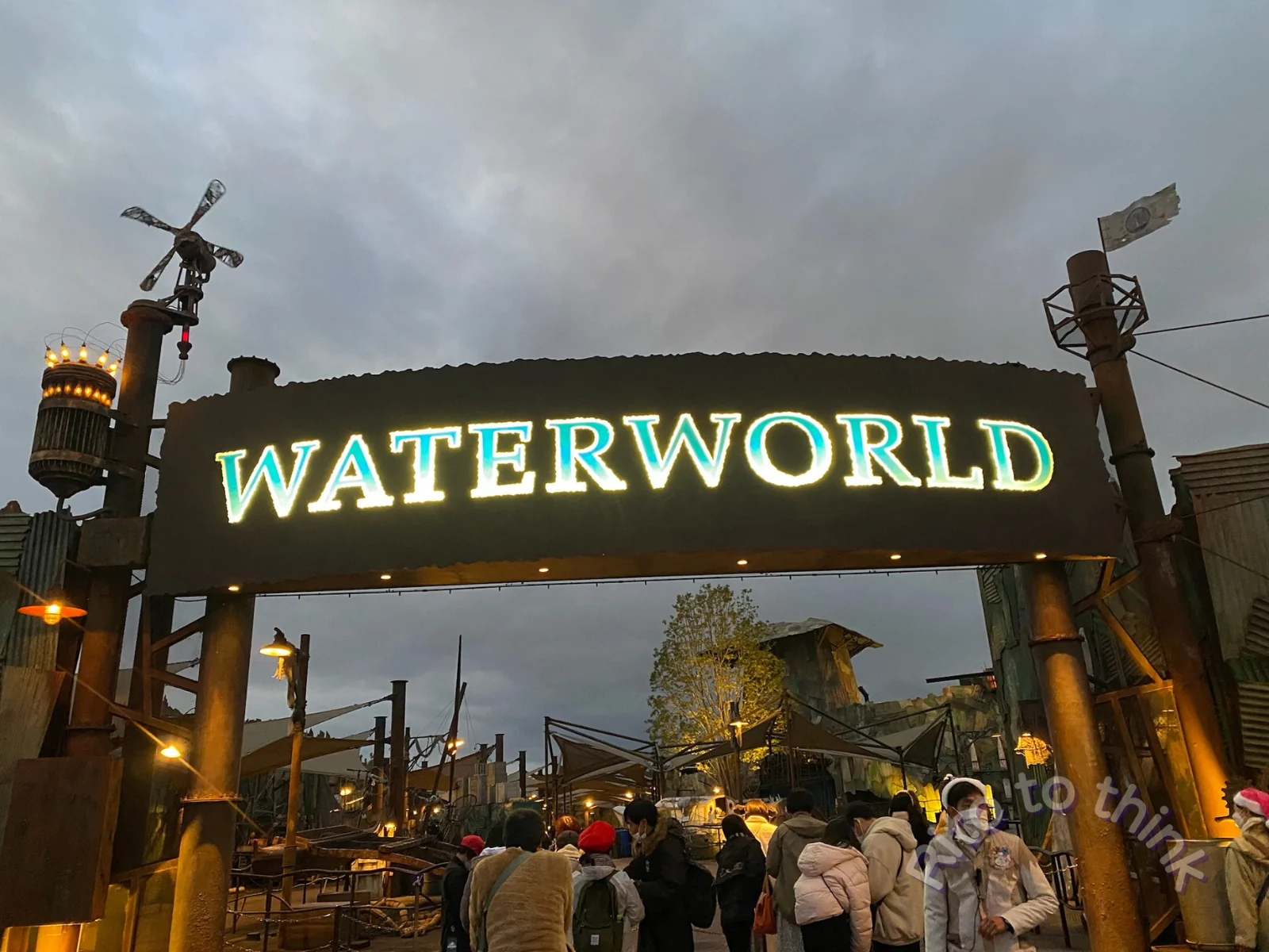 日が暮れたあとのUSJウォーターワールドの入口。ワンピース・プレミアショーの会場
