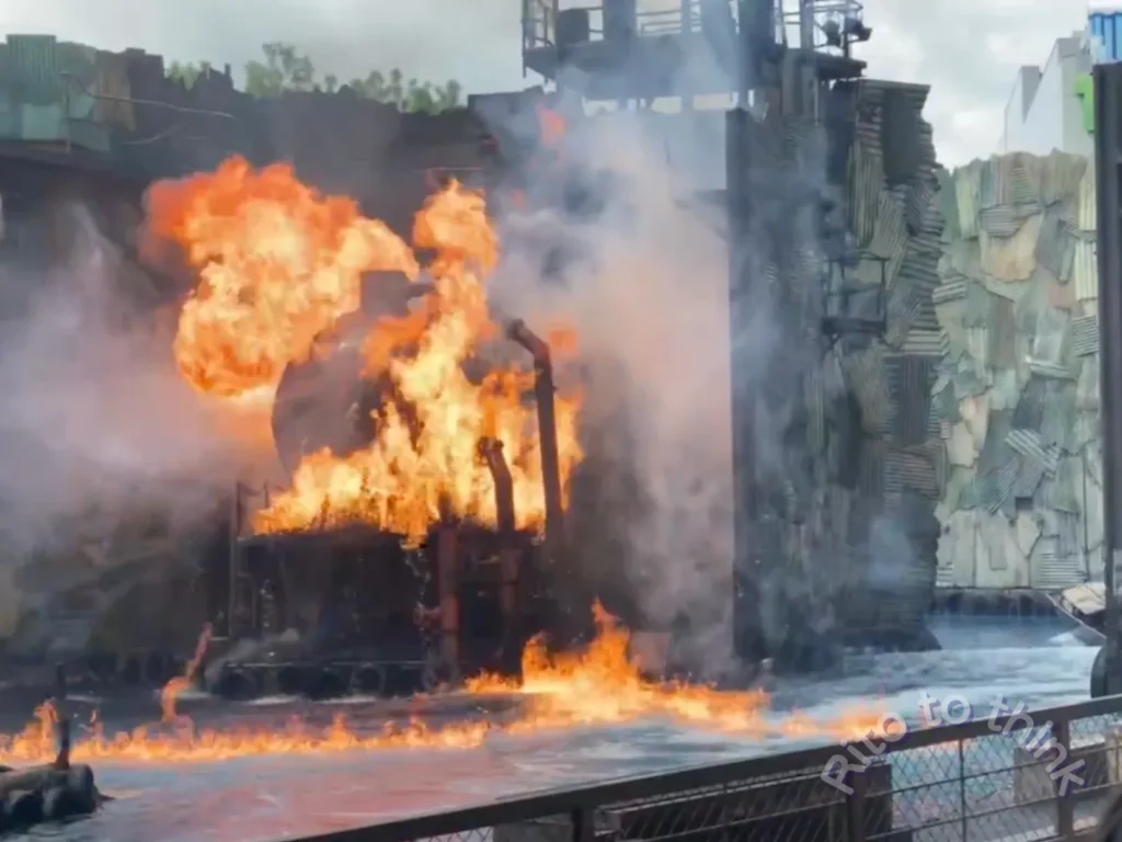 USJウォーターワールドの通常ショーの爆発シーン。水面から炎が上がり、水しぶきと煙が広がっている