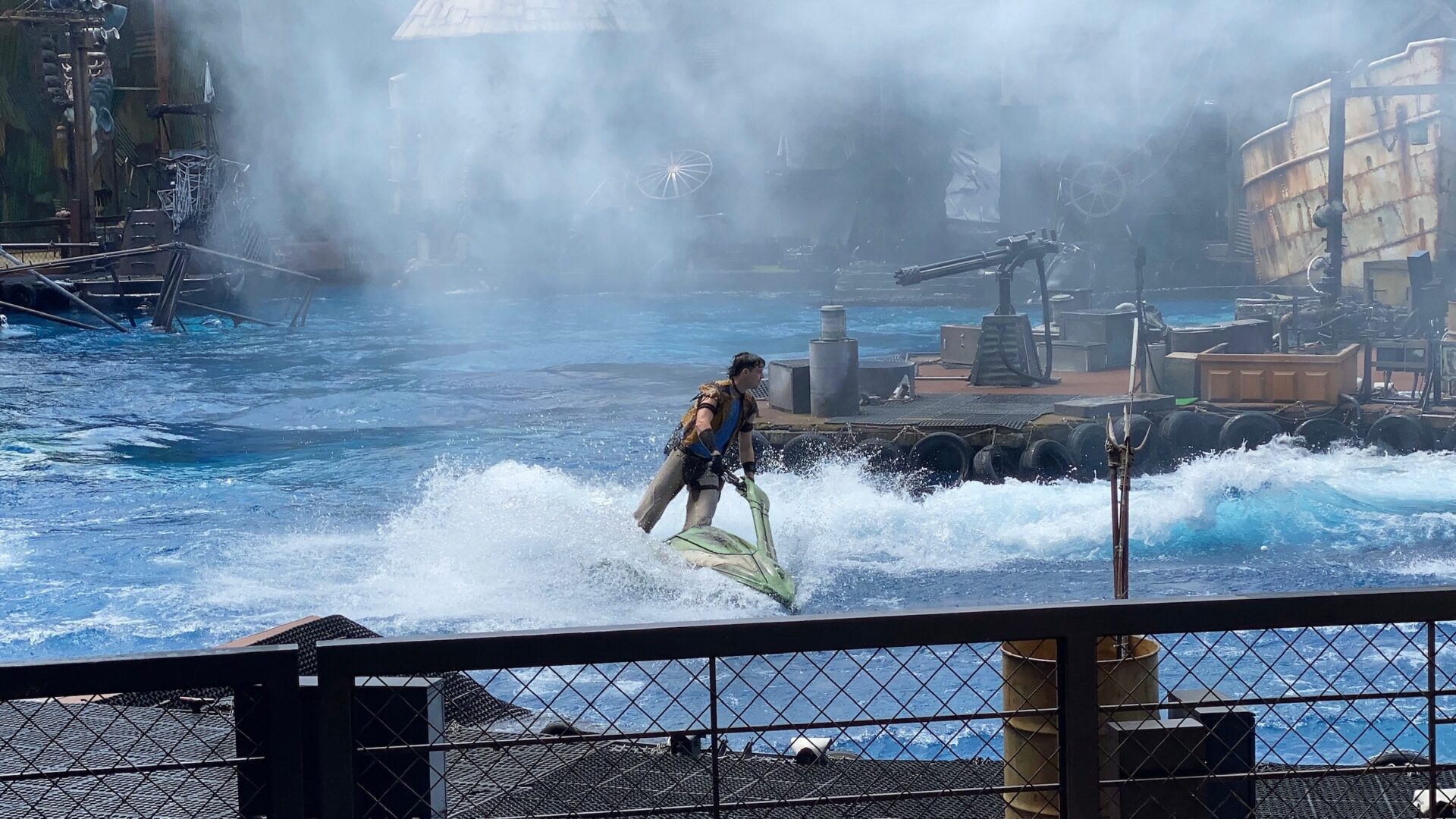 USJウォーターワールドの通常ショーで、水上バイクが大きな水しぶきを上げて走っている場面