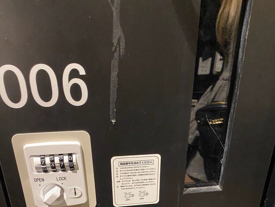 「006」の番号がついた荷物預かりの棚と、ダイヤル式のチェーンキー