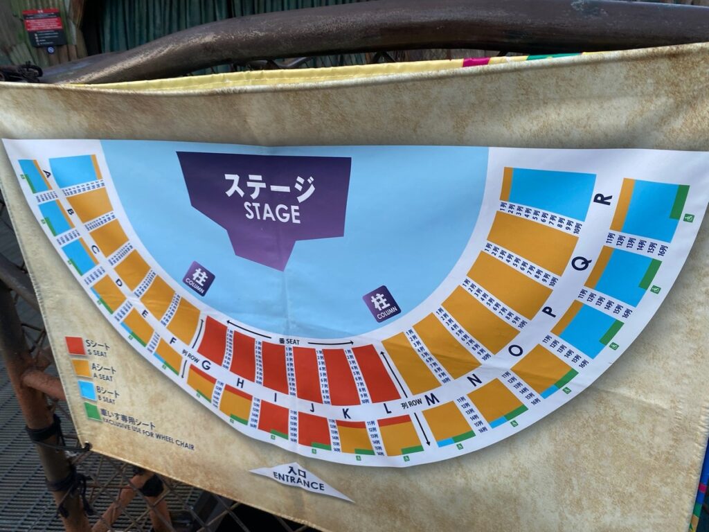 ステージと座席ブロックが色分けされたウォーターワールドの座席配置図