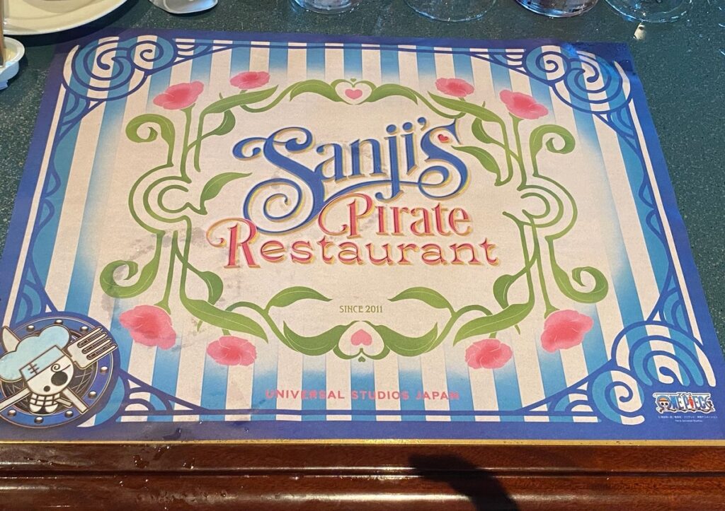 Sanji's Pirate Restaurantと書かれた青と白のストライプのランチョンマット