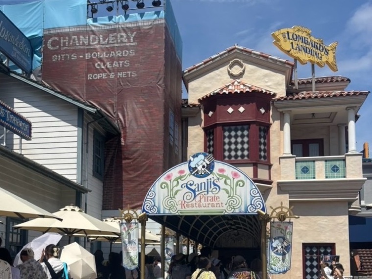Sanji's Pirate Restaurantと書かれたアーチの入口と、魚の形をしたロンバーズ・ランディングの看板