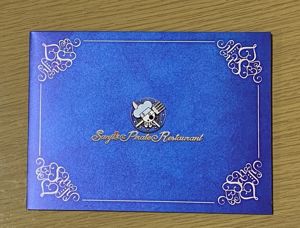 Sanji's Pirate Restaurantのロゴとマークが入った青いフォトホルダー