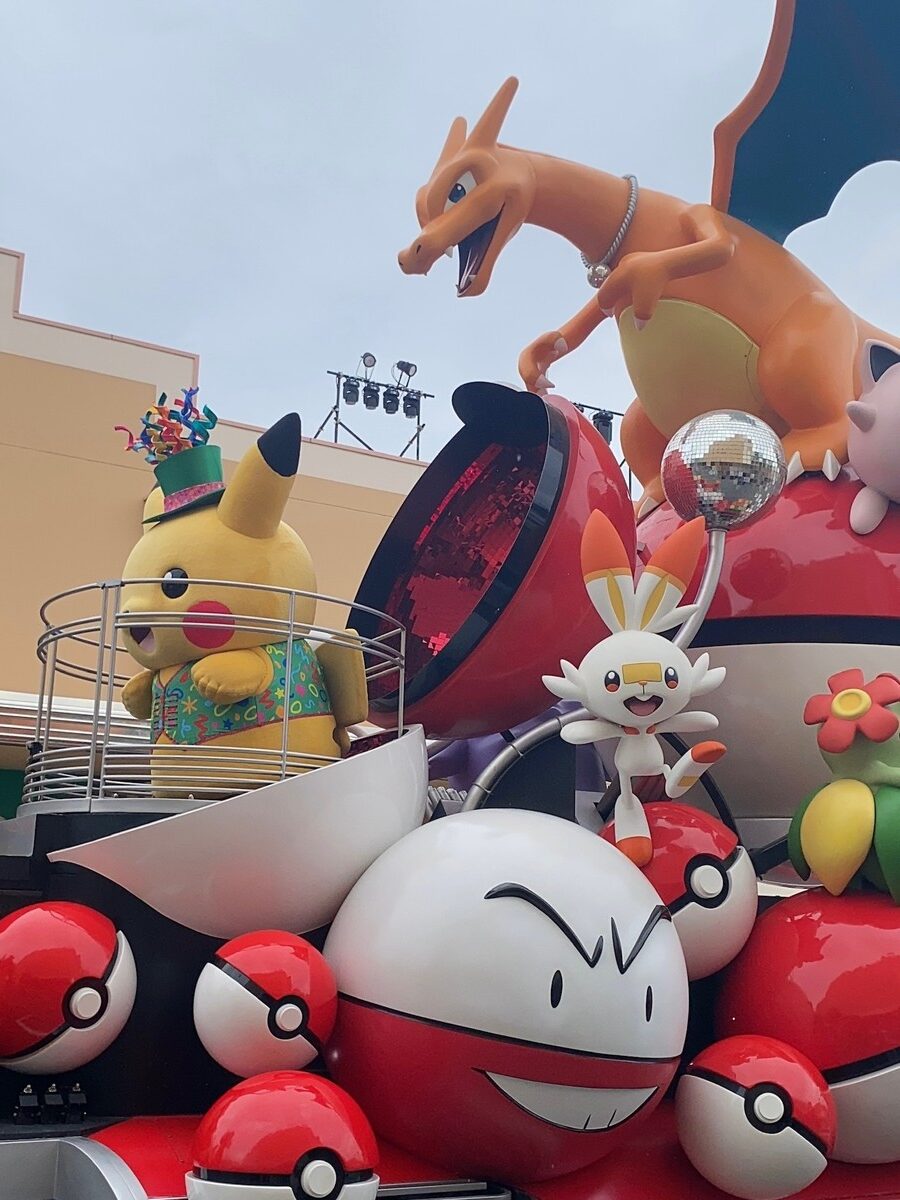パレードのフロートに乗ったピカチュウ、リザードン、ヒバニー、マルマインとモンスターボール