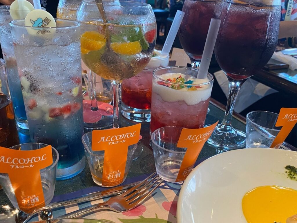色とりどりのドリンクと、アルコールと書かれた札のついた小さなカップ