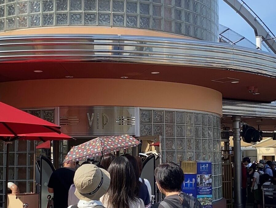 VIPと書かれた丸いガラスブロックの建物の入口