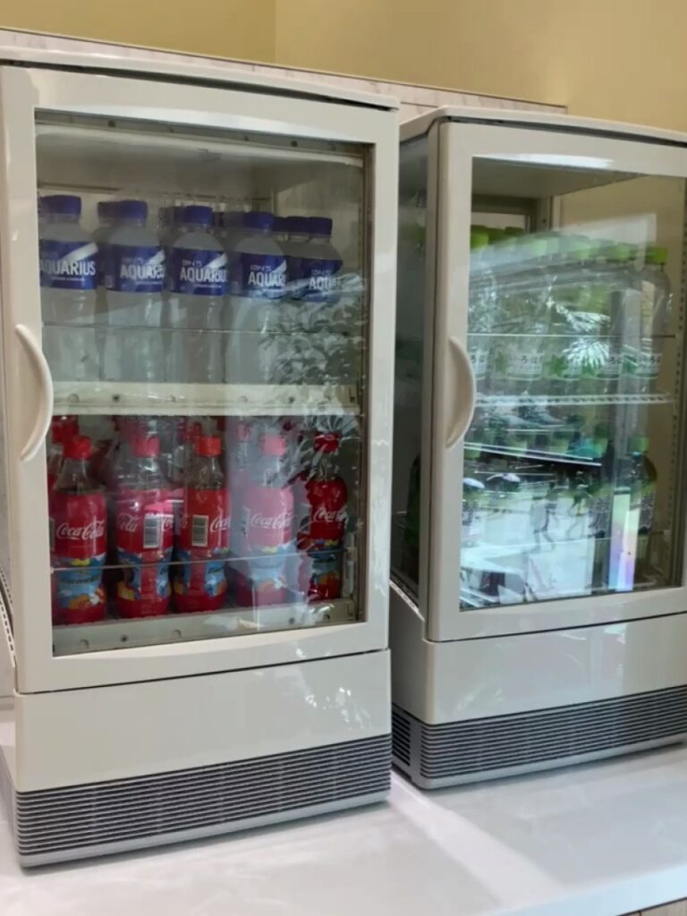 ペットボトル飲料が並んだ2台の冷蔵ケース