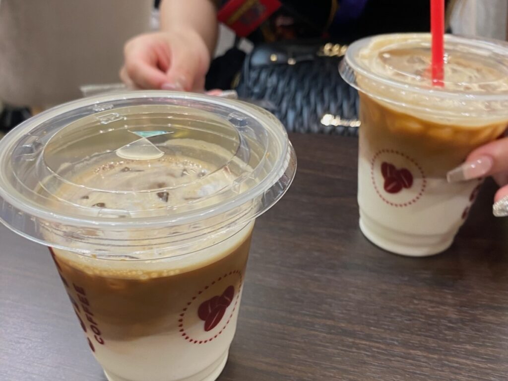 透明のカップに入った氷入りのカフェラテ2杯