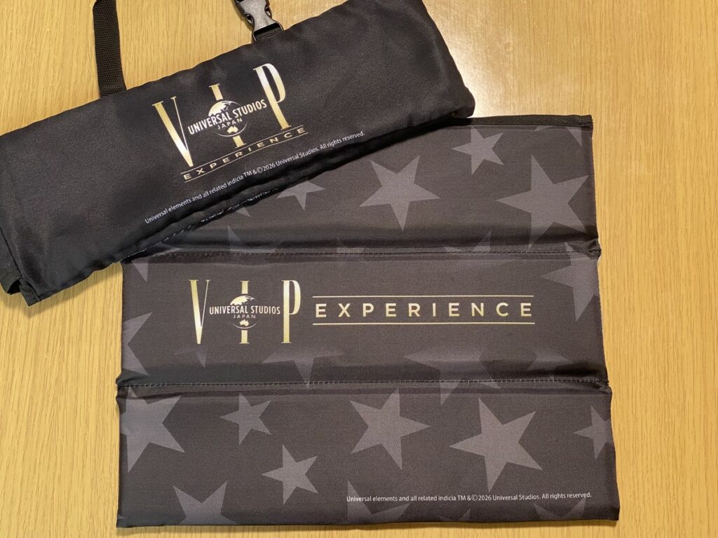 星柄の黒いクッションに「VIP EXPERIENCE」のロゴが入った面と、黒いケース