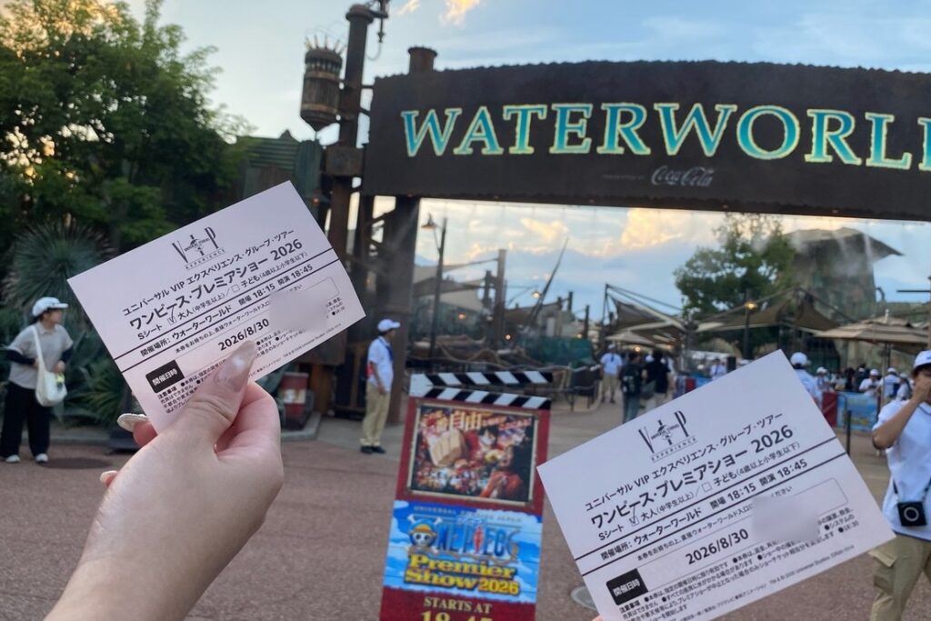 WATERWORLDの門を背景に持っている、ワンピース・プレミアショー2026のVIPツアーのチケット2枚