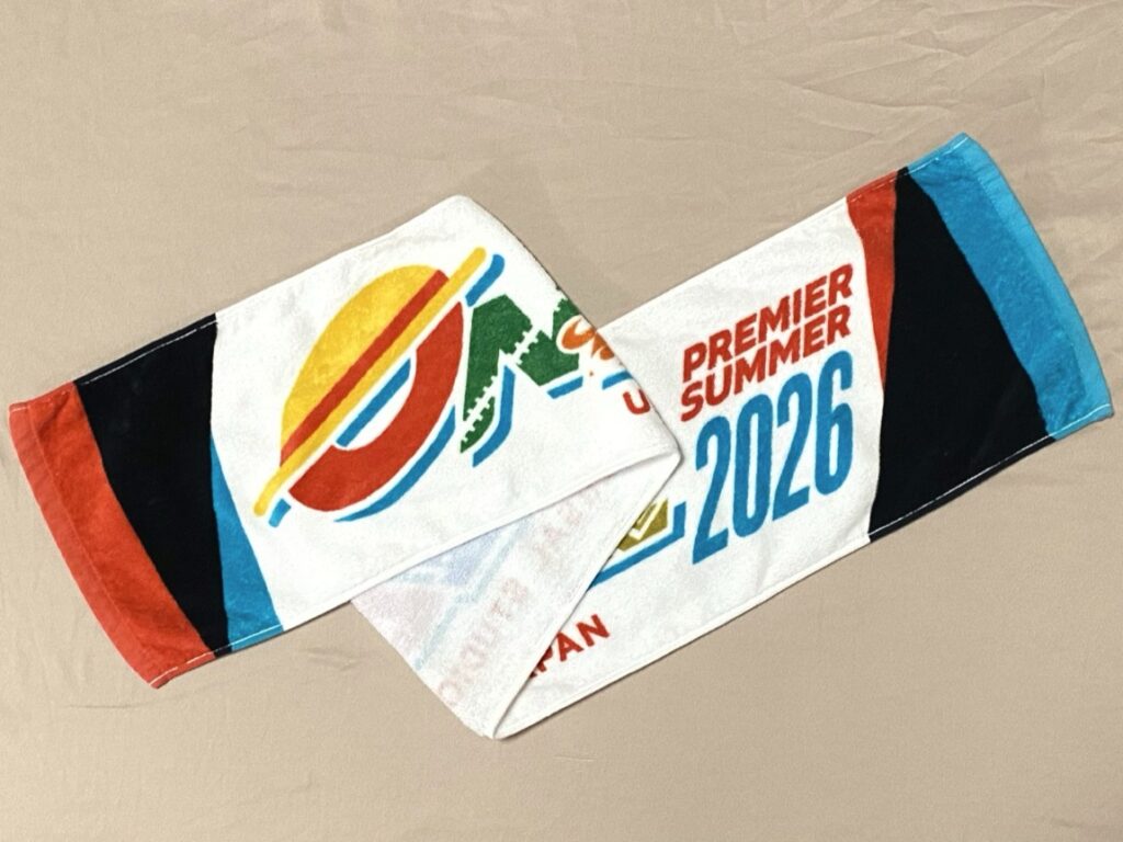 ONE PIECEのロゴとPREMIER SUMMER 2026の文字が入ったマフラータオル