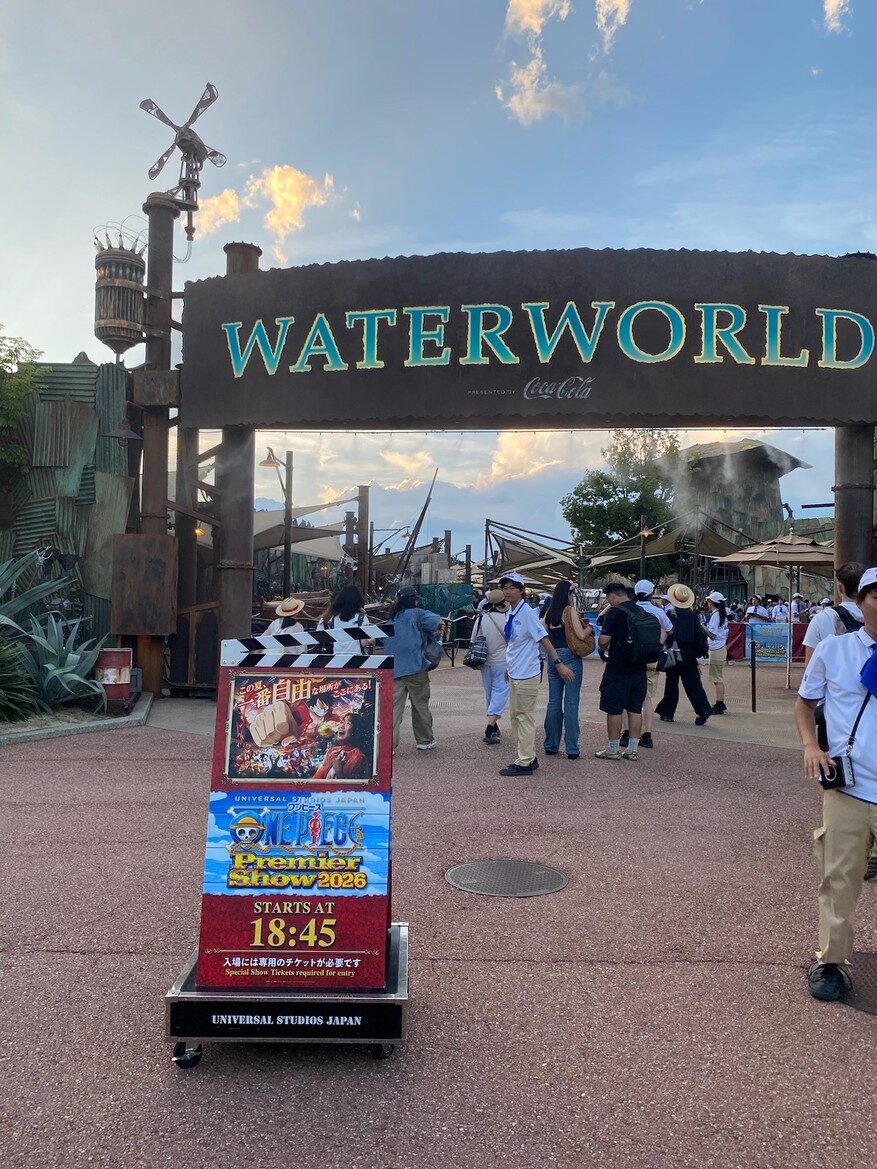 WATERWORLDの門と、「STARTS AT 18:45」と書かれたプレミアショーの案内看板